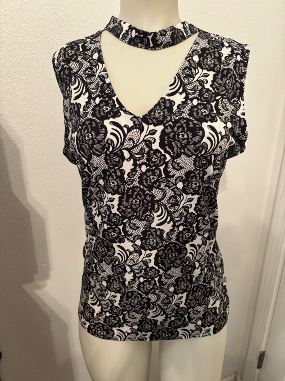 White House Black Market Black & White Floral Choker V-Neck S